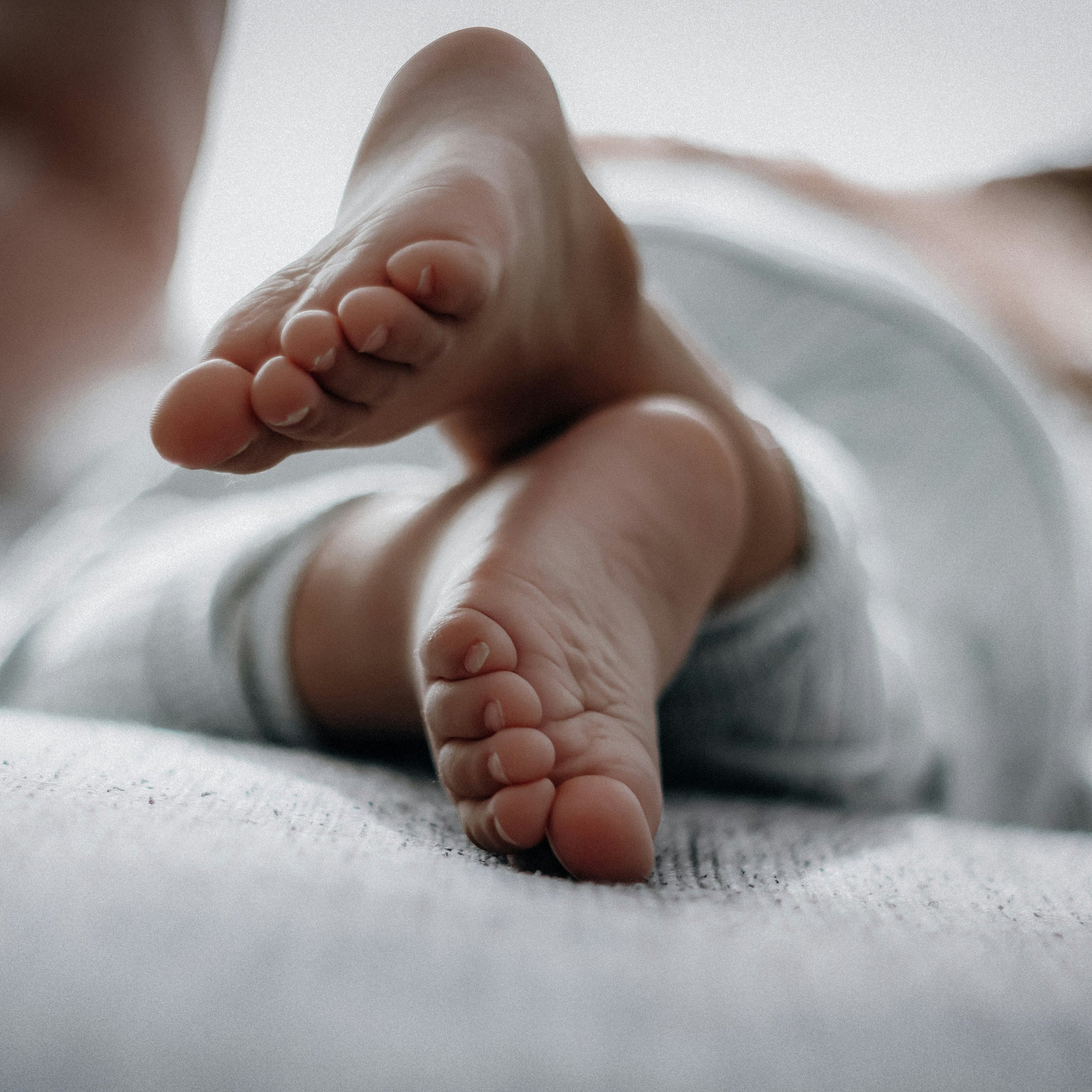 Parents helping child with sore legs — understanding growing pains in kids